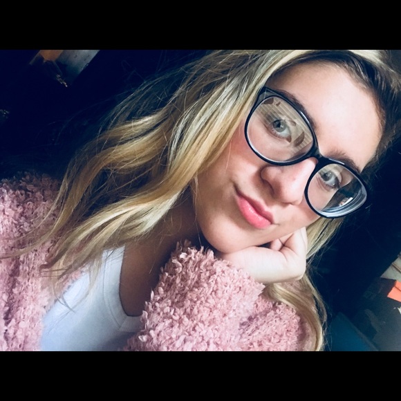 Meet your Posher, Alexus - Picture 1 of 1